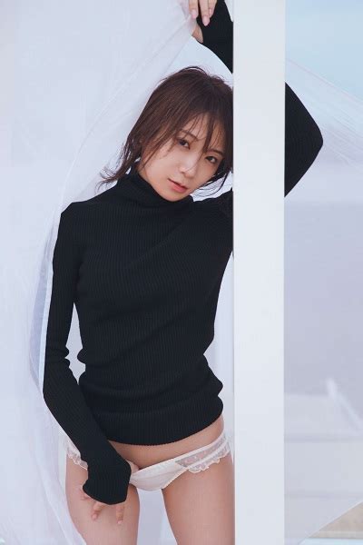 秋元真夏（乃木坂46）、4月8日発売のソロ2nd写真集「しあわせにしたい」より先行カット第12弾公開。スタイリッシュな雰囲気漂うランジェリー・カット Tower Records Online