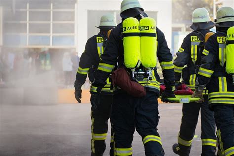 И български пожарникари се разсъблякоха за благотворителен календар ...