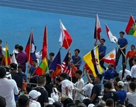 Bendera Indonesia Dikibarkan Terbalik Saat Pembukaan Sea Games