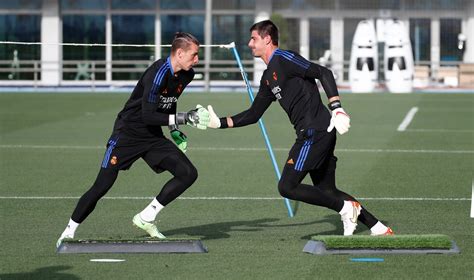 Thibaut Courtois Trainiert Wieder Mit Der Ersten Mannschaft Von Real