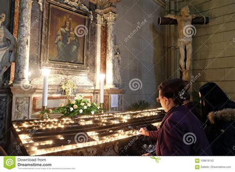 Altar Da Virgem Maria Na Catedral De Zagreb Fotografia Editorial