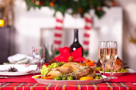 Mesa Servida Para La Cena De Navidad Foto Premium