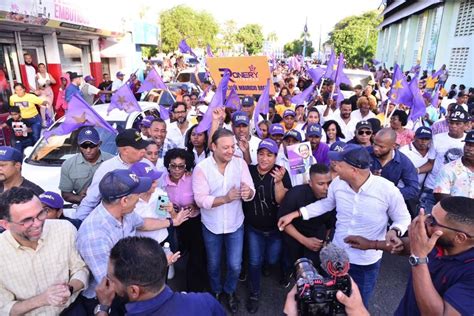 Abel Martínez marcha junto al pueblo de San Pedro de Macorís por alto