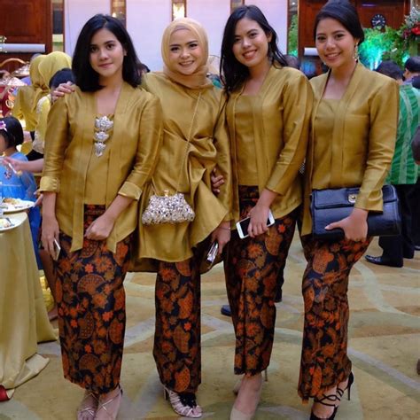 Transpormasi Kebaya Pakaian Tradisional Yang Semakin Modern Elegan