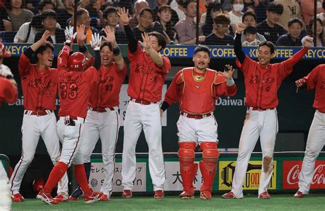 ＜巨・広（11）＞9回、勝ち越しソロの菊池を出迎える広島ナイン （撮影・西川祐介） ― スポニチ Sponichi Annex 野球