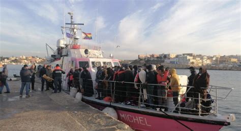 Lampedusa 1200 sbarchi in 24 ore nell hotspot la capienza è stata