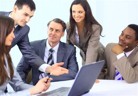 Equipe De 5 Executivos Durante A Reunião Foto De Stock Imagem De