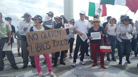 Se Manifiestan Miembros Del Frente Nacional Por La Familia En La Paz