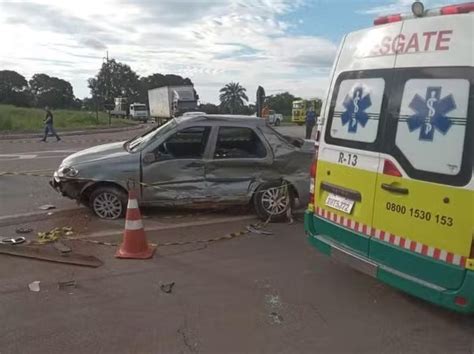 Motorista De 70 Anos Morre Ao Bater Carro De Passeio Em Caminhão Na Br