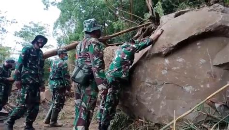 Longsor Akibat Gempa Batu Seukuran Mobil Tutup Akses Jalan Warga Kintamani