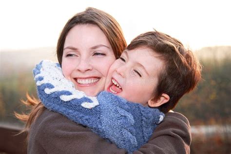 Femme Avec Son Enfant Photo Stock Image Du Femmes Sourire