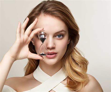 Beauty bloggers explain the best makeup tricks for large forehead celebrities 28