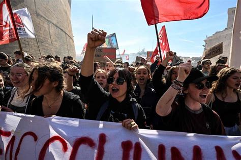 France Fears Pensions Protest Standoff Is Getting More Violent - The New York Times