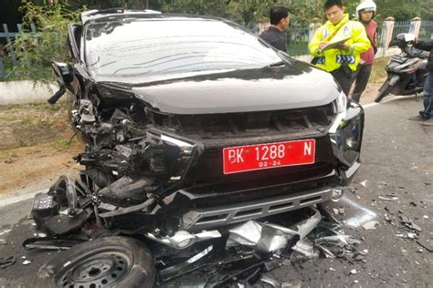 Mobil Dinas KPPN Tebing Tinggi Tabrakan Dengan Toyota Calya ANTARA