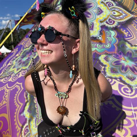 I can’t decide 😫🤷🏼‍♀️ They both make me feel like a fairy 🥹 • Song: Hot