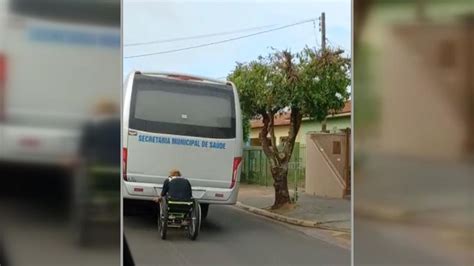 Cadeirante se arrisca e pega carona na traseira de ônibus em Ourinhos