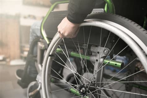 Main Masculine Sur La Roue Du Fauteuil Roulant Photo Stock Image Du