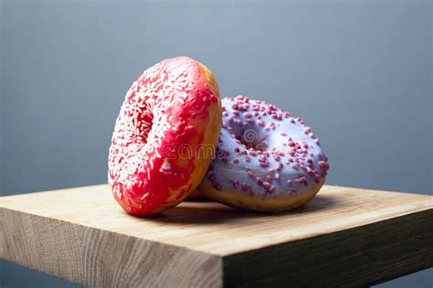 Donuts Multicolores Dulces Con Hielo Y Polvo Sobre Un Tablero De Madera