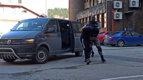 Oslobo Enje Drama Ispred Policijske Stanice U Bih Mladi Sa Eki Em