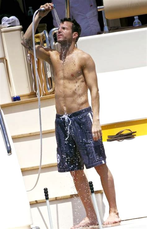 Bacio Gay Ravanate E Fisichetto In Spiaggia Per Cesc F Bregas Spetteguless