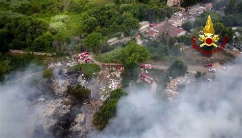 Incendio Ponte Mammolo Brucia Discarica Abusiva Il Comune Tenete Le