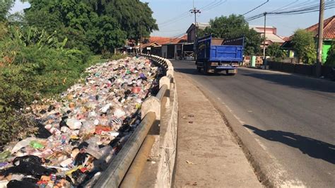 Tumpukan Sampah Di Jatitujuh Timbulkan Bau Menyengat Menjadi