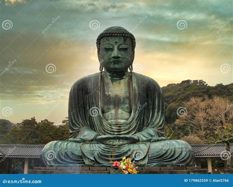 A Est Tua De Bronze Daibutsu Grande Buda No Templo Budista De