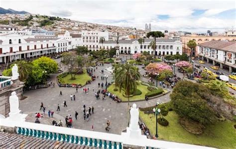 independence square quito quito  bus