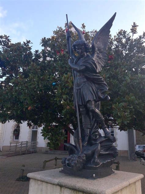 Statue de Saint Michel à déboulonner le maire des Sables dOlonne