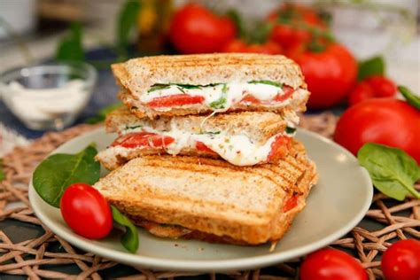 Panini Sandwich Mit Tomaten Mozzarella Und Spinat