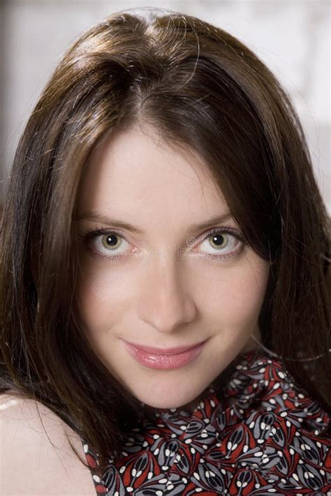 Lächelnde Frau Des Jungen Attraktiven Brunette in Den Jeans Stockfoto Bild von mädchen