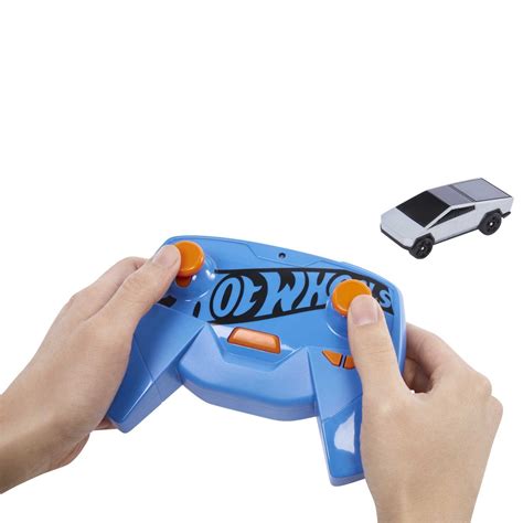 Hot Wheels R C Tesla Cybertruck 1 64 Pojazd Zdalnie Sterowany Hot Wheels Sklep EMPIK