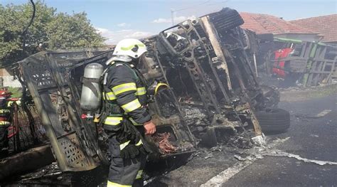 Tir Incarcat Cu Masini Rasturnat Pe Marginea Soselei Patru Autoturisme