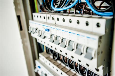Jak ukryć skrzynkę elektryczną? 5 najlepszych pomysłów na maskowanie