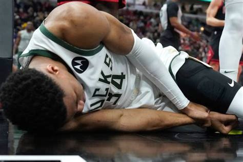 Giannis Antetokounmpo Se Deja La Mano Contra El Tablero Se Lesiona Y Deja El Partido Marcatv