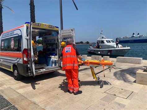 LA GUARDIA COSTIERA SOCCORRE UNA DONNA INFORTUNATA A BORDO DELLA NAVE