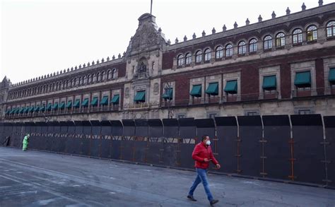 Colectivo feminista reprocha muro de la vergüenza en Palacio Nacional