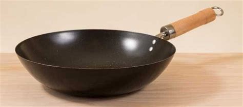 Wok vs Skillet: Choosing the Right Pan for Cooking