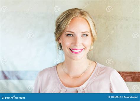 Sluit Omhoog Portret Van Mooie Blonde Vrouw Met Blauwe Ogen Stock Foto Image Of Blik Gunst