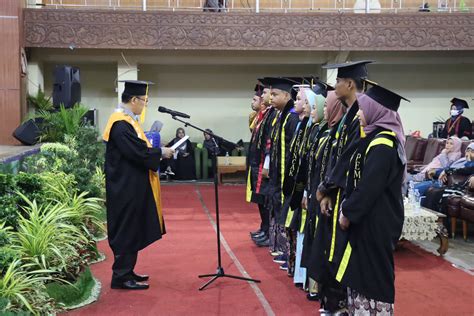 UIN Suska Riau Laksanakan Wisuda Periode I TA 2023 2024 Universitas