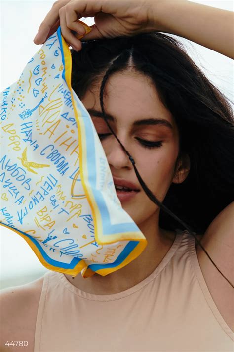 Маленький платок 'Незалежна' (арт. 44780) ♡ интернет-магазин Gepur