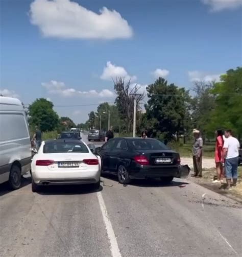 LANČANI SUDAR KOD ČENEJA U nezgodi učestvovalo tri automobila i kombi