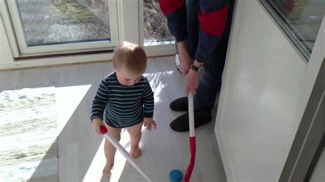 Elliot Och Pappa Spelar Hockey I Solrummet YouTube