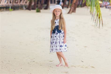 Promenade Mignonne De Petite Fille Sur La Plage Photo Stock Image Du