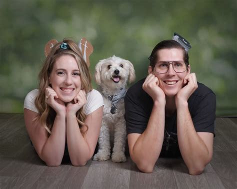 awkward family  family photo pose funny family portraits
