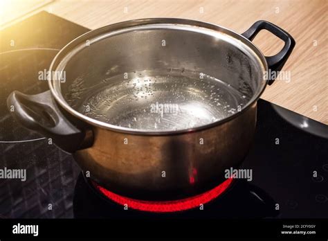 Induction Cooker Hi Res Stock Photography And Images Alamy