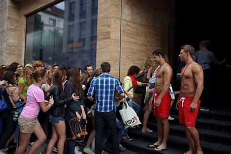 Fotostrecke Kultmarke Großer Andrang bei Hollister Eröffnung in