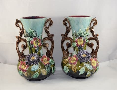 Proantic Paire de vases en barbotine décor floral