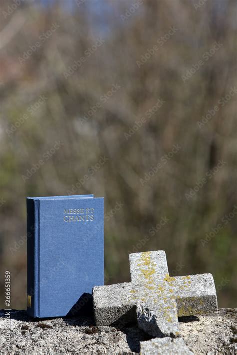 Foto De Livre De Messe Et Chants Et Croix En Pierre Bris Dans Un