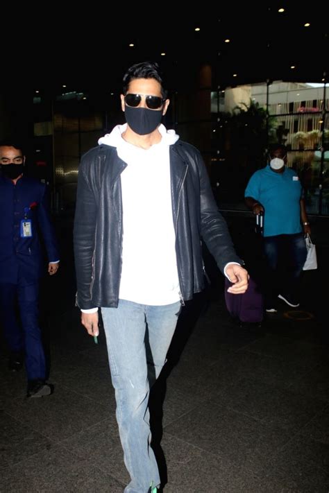 : Siddharth Malhotra Spotted At Airport Arrival